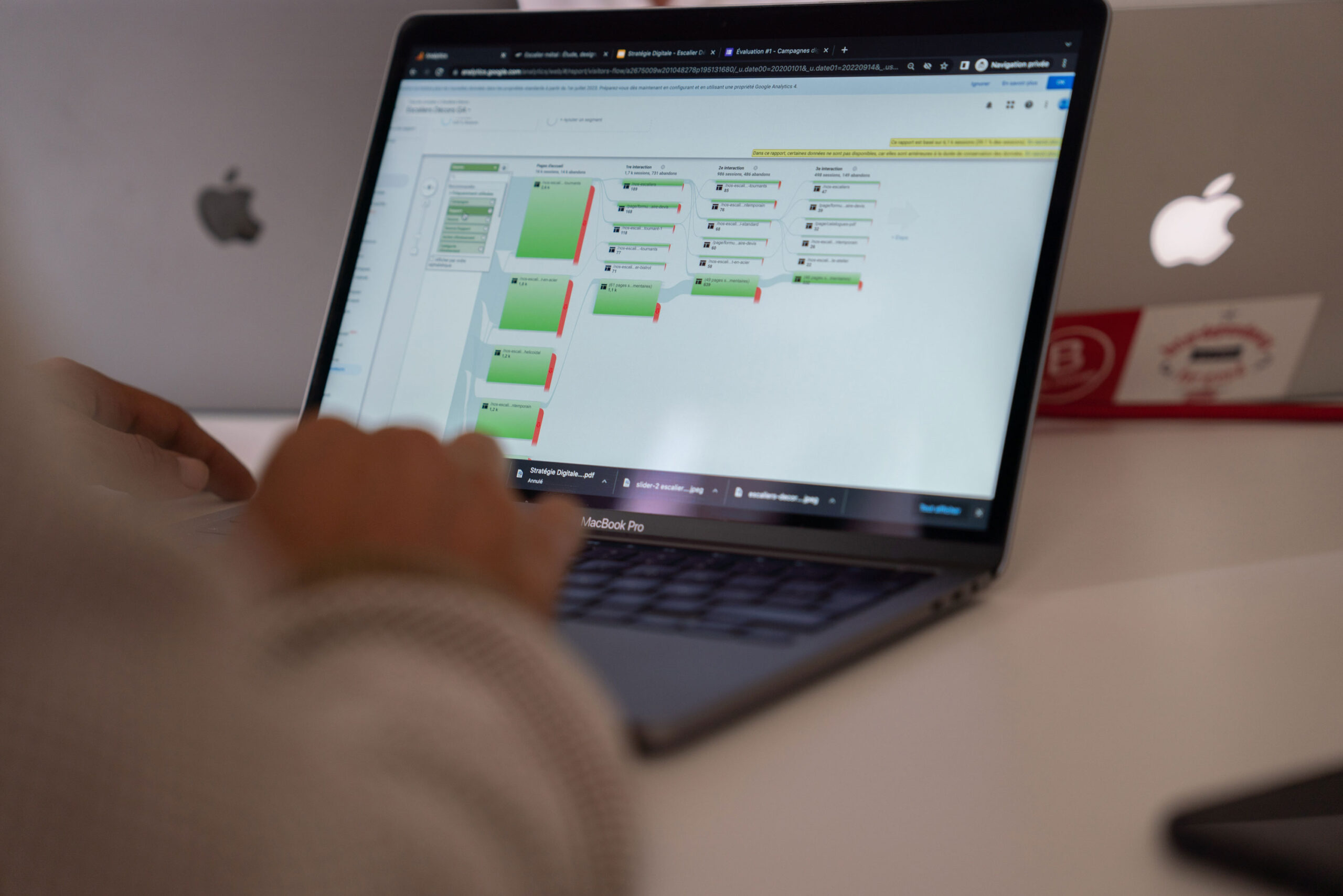 Personne travaillant sur un ordinateur portable affichant un diagramme d’analyse ou un parcours utilisateur.