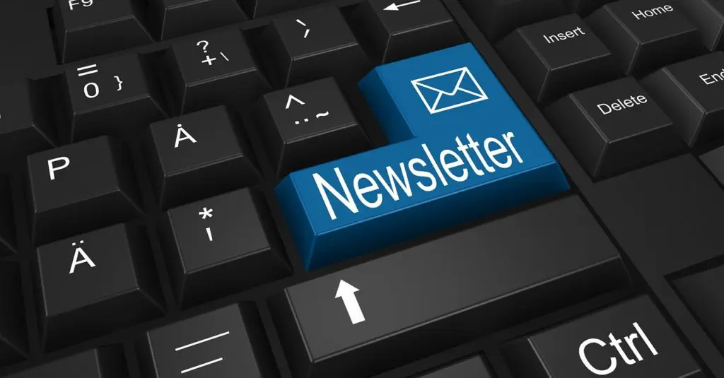 clavier avec la touche entrée ecrit newsletter en bleu