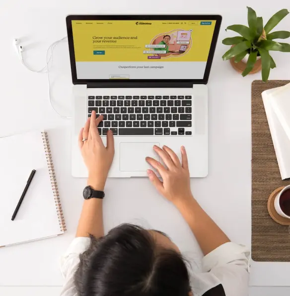 Une femme consulte un site web, symbolisant l'engagement d'une agence web écoresponsable à Bordeaux dans la création de sites internet écologiques et performants.