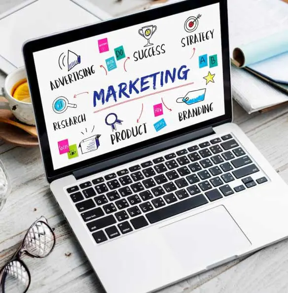 Un ordinateur mettant en avant le concept de 'marketing', illustrant les pôles d'expertise de l'agence web écoresponsable, notamment le site vitrine, l'e-commerce, l'application web, le design UX/UI et l'image de marque.