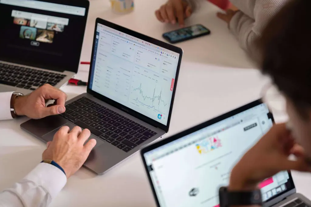 Ordinateurs affichant des graphiques et des statistiques, symbolisant le processus d'éco-conception d'Ethiko pour créer des sites web respectueux de l'environnement et alignés avec l'identité et les valeurs des clients.