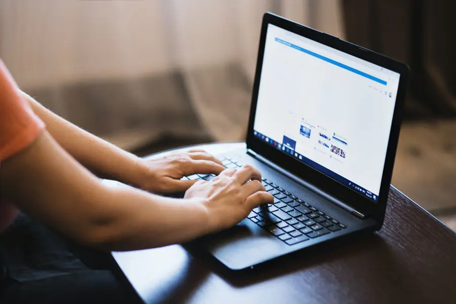 Des mains manipulant un ordinateur, illustrant l'audit SEO par Digitik pour mieux cibler, attirer et convertir les visiteurs, avec des analyses de trafic et recommandations sur le SEO On-page, technique, et off-page
