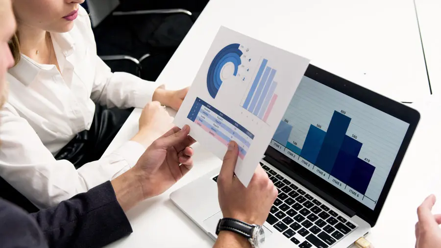 consultant-agence-seo-bordeaux-5 Des personnes examinant des données, représentant les consultants en SEO d'Ethiko à Bordeaux qui améliorent le référencement naturel grâce à des audits, l'optimisation technique et l'expérience utilisateur
