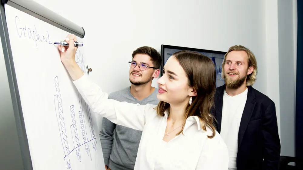 Visuel représentant une formation sur le webmarketing, mettant en avant les étapes pour attirer et convertir une audience en prospects qualifiés.
