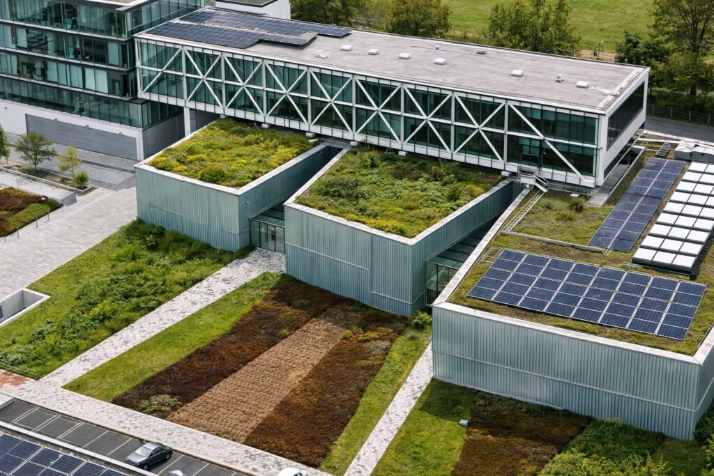 Centre de stockage numérique alimenté par de l’électricité solaire renouvelable avec panneaux photovoltaïques installés sur le toit