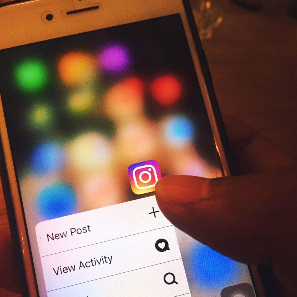 Ouverture d’Instagram sur smartphone pour publier du contenu et générer du trafic grâce aux réseaux sociaux.